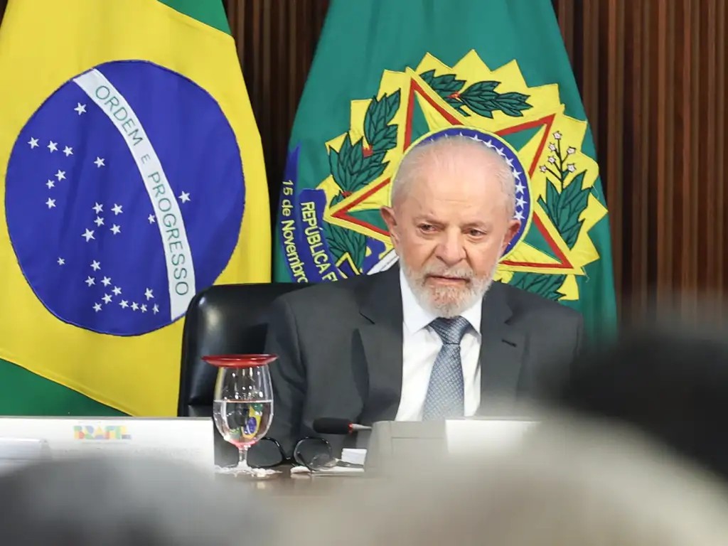 Lula se reúne com ministros em meio a impasse sobre cortes de gastos
