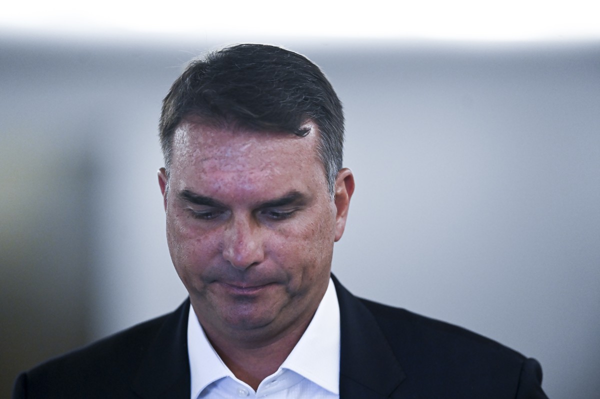Após divulgação de relatório do golpe, Flávio Bolsonaro defende pai e fala em anistia geral | Política