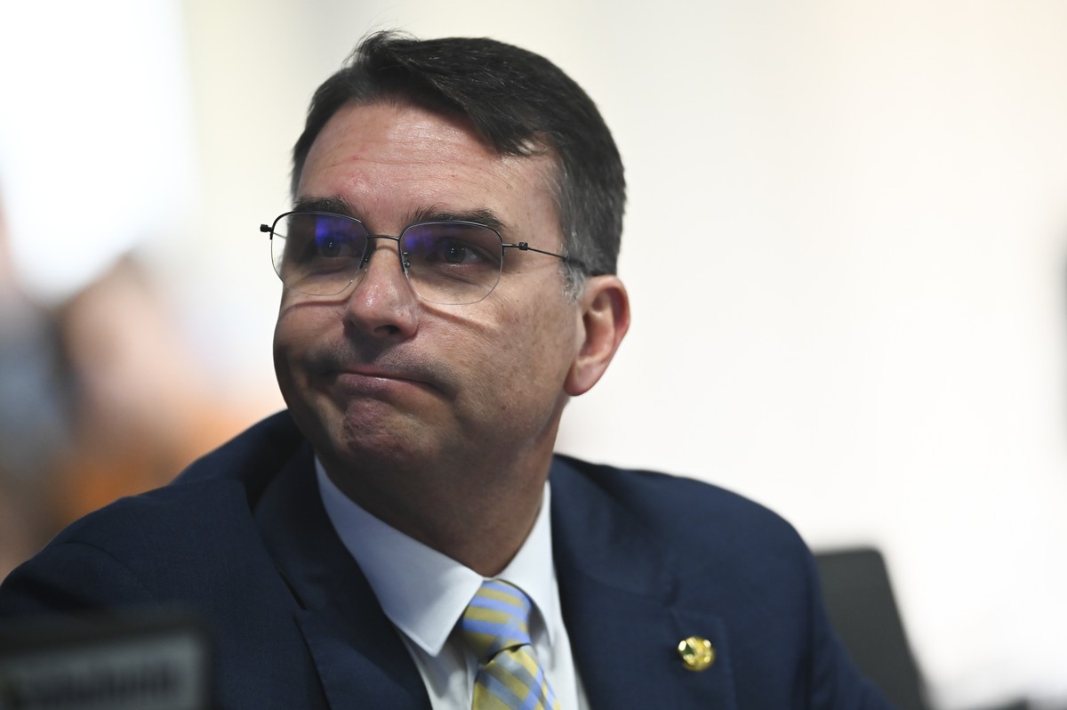 Flávio Bolsonaro critica operação contra grupo que armou golpe: 'pensar em matar alguém não é crime' | Política