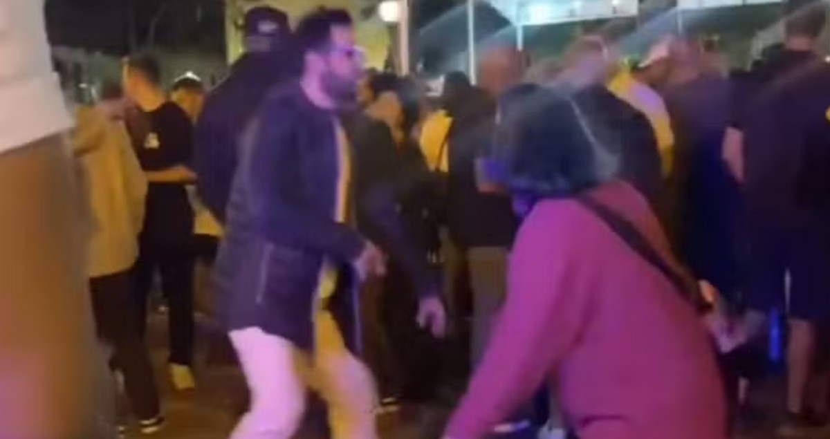 Polícia indicia por racismo casal que imitou macaco em roda de samba no Rio | Rio de Janeiro