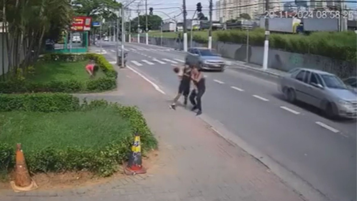 VÍDEO: Homem é preso após tentar arrancar criança da mão de babá em São Paulo | São Paulo