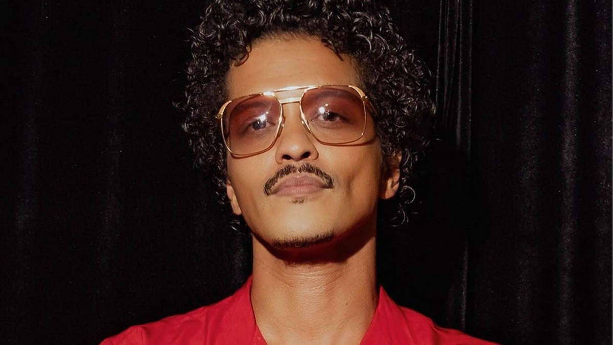 Antes de se despedir do Brasil, Bruno Mars ganha CPF 'fake'