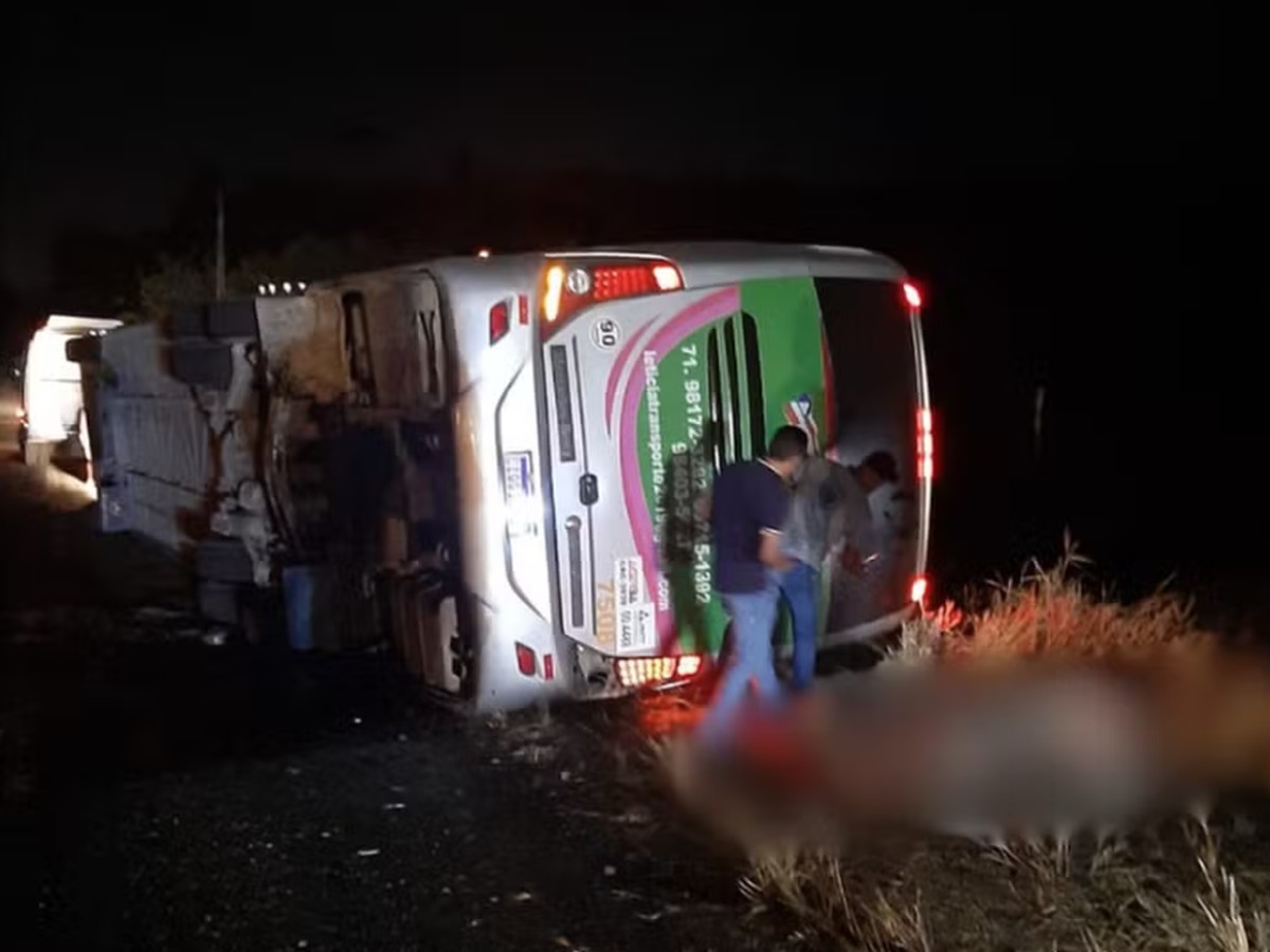 Ônibus tomba na Bahia e deixa quatro mortos | Brasil