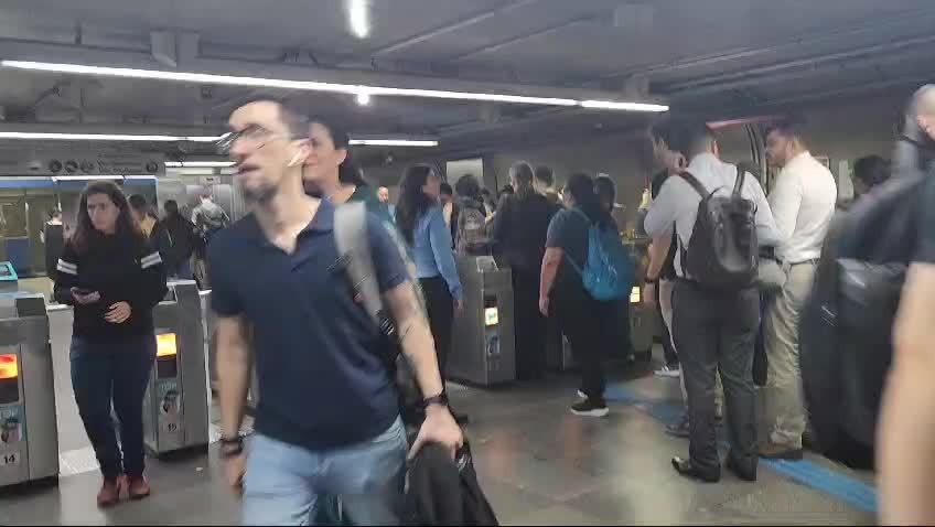 Metrô de São Paulo tem filas e plataformas lotadas na manhã desta quarta