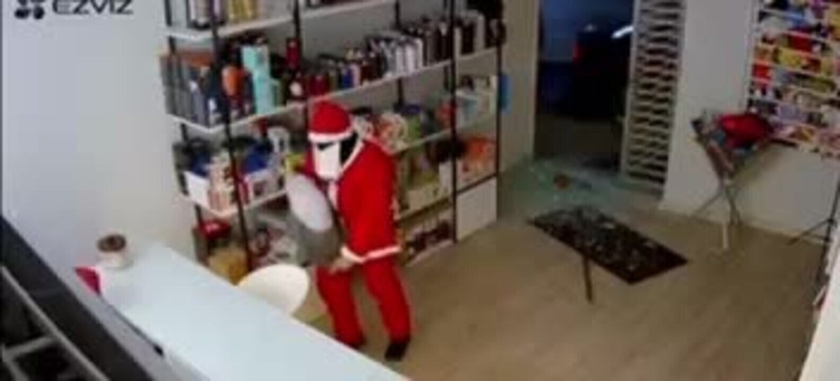 Vídeo: dois homens vestidos de Papai Noel furtam loja de eletrônico em Minas Gerais | Brasil