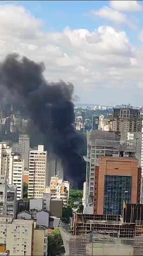 ônibus pega fogo na Rua Augusta em São Paulo
