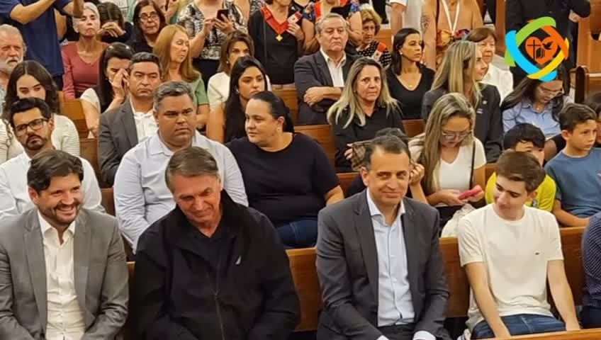 Bolsonaro comparece à missa de sétimo dia da mãe de Valdemar Costa Neto