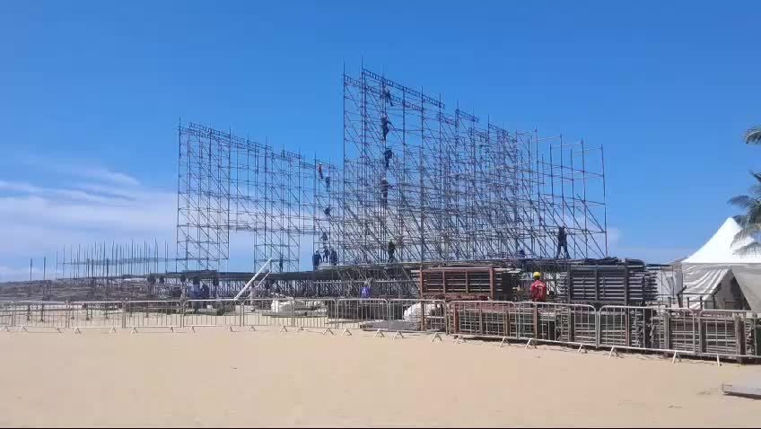 Palcos começam a ser montados para o Réveillon em Copacabana