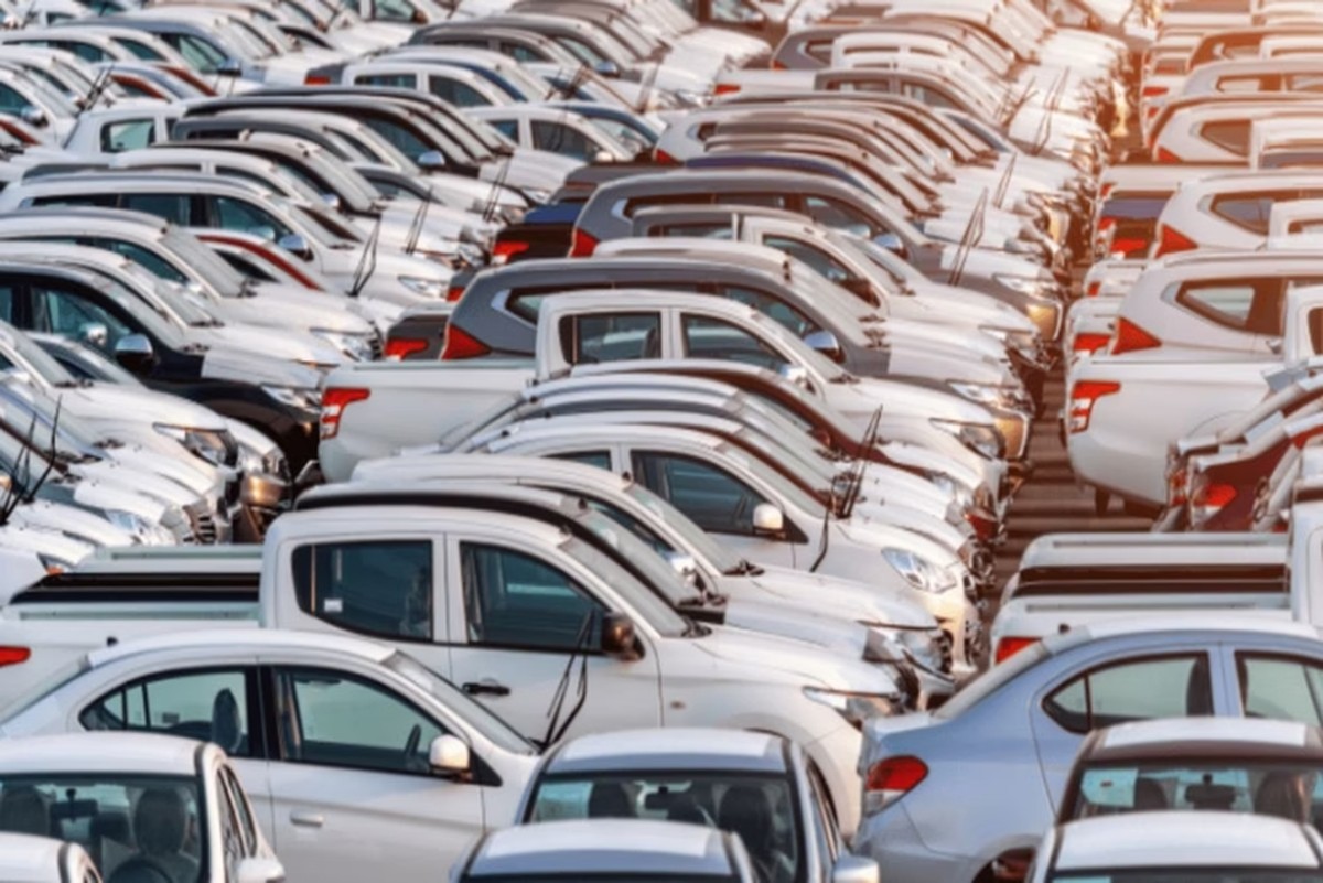 Alta na taxa de juros deve impedir meta de 3 milhões de carros em 2025 | Economia