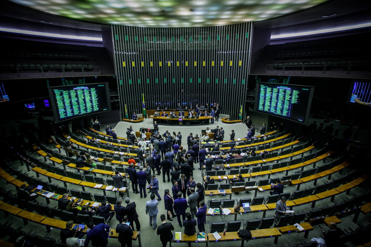 Relator desidrata projeto que previa conter os supersalários | Economia