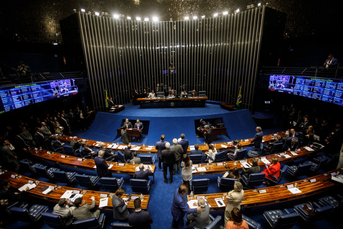 Senado aprova projeto que limita aumento do salário mínimo | Política