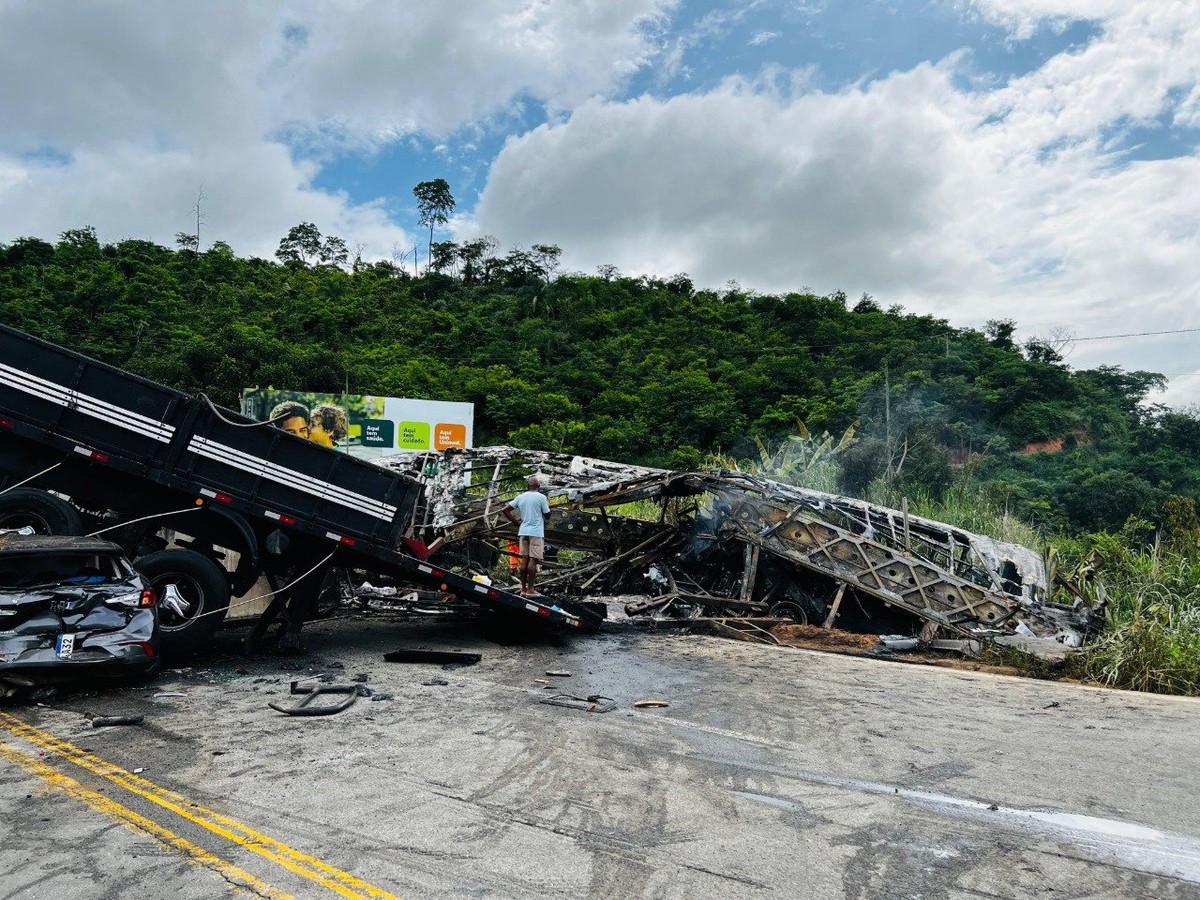Acidente na BR-116: empresa responsável por ônibus divulga nomes das vítimas da tragédia | Belo Horizonte