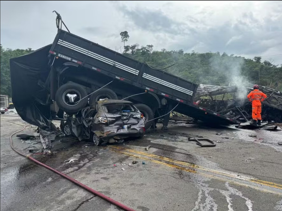 Motorista de caminhão suspeito de causar grave acidente na BR-116 se entrega à polícia | Brasil