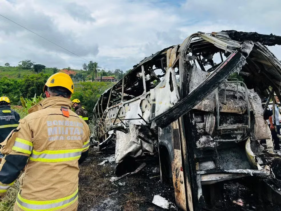 Acidente com ônibus e carreta deixa 38 mortos no interior de Minas Gerais