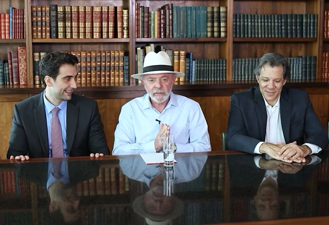 Ao lado de Galípolo, Lula promete não interferir no BC