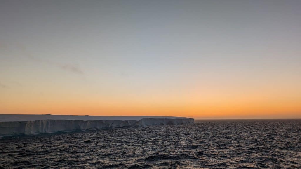 Após anos girando, maior iceberg do mundo se liberta e desbrava oceano