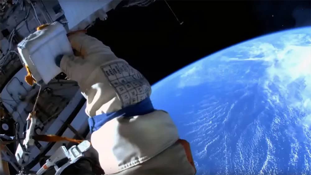 Astronautas instalam raio-X e descartam lixo da estação espacial