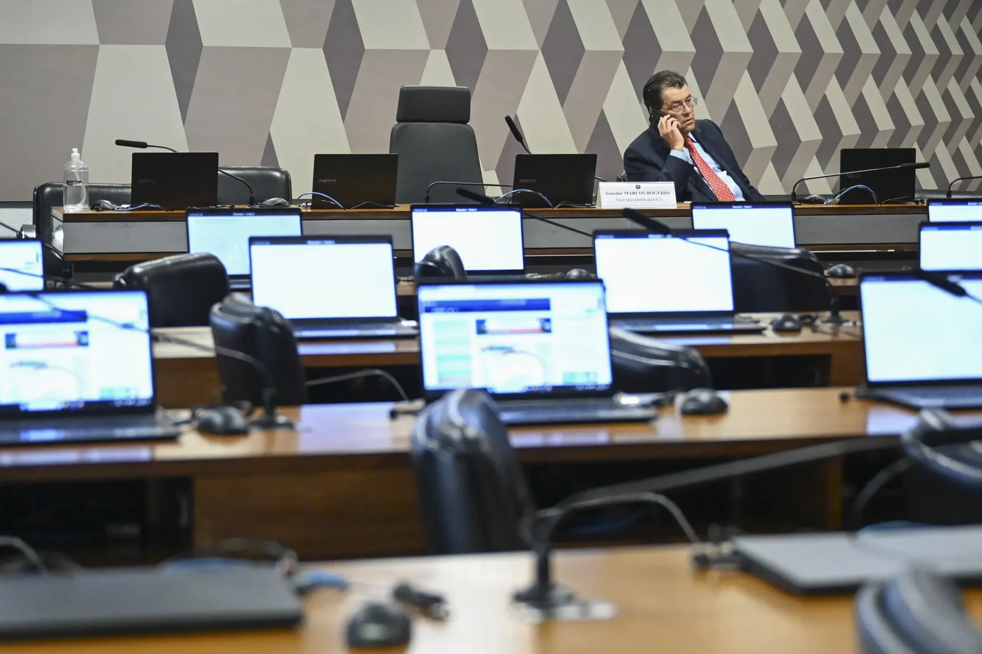 CCJ cancela reunião sobre parecer da reforma tributária