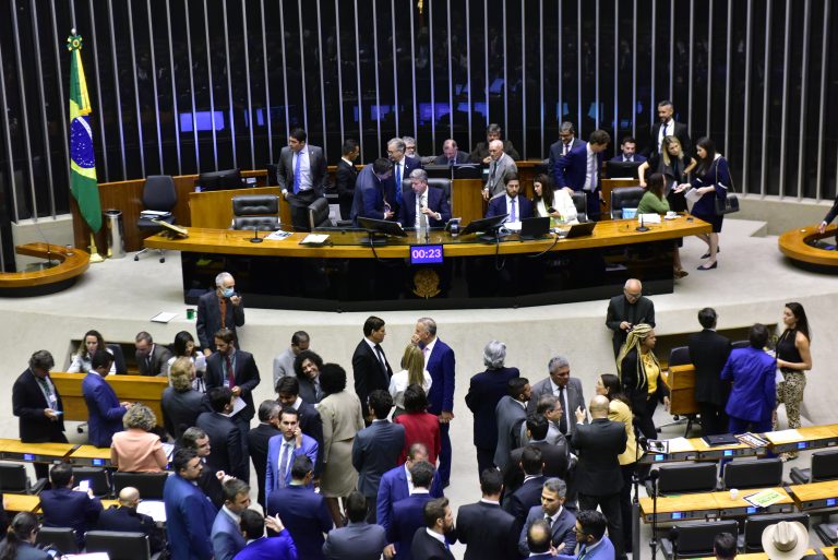 Câmara aprova projeto que autoriza registro de armas por investigados