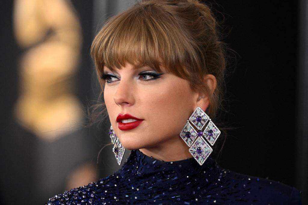 Confira 5 curiosidades sobre Taylor Swift, cantora que tem título de doutorado e faz aniversário nesta sexta (13) - Zoeira