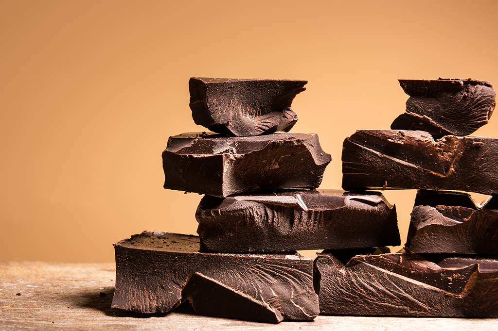 Consumo moderado de chocolate amargo pode diminui...