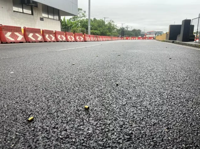 Criminosos usam explosivos e fazem reféns em roubo a pedágio em São Vicente (SP)