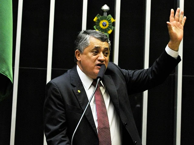 Deputados retomam votação do pacote de gastos; salário mínimo e abono estão na pauta