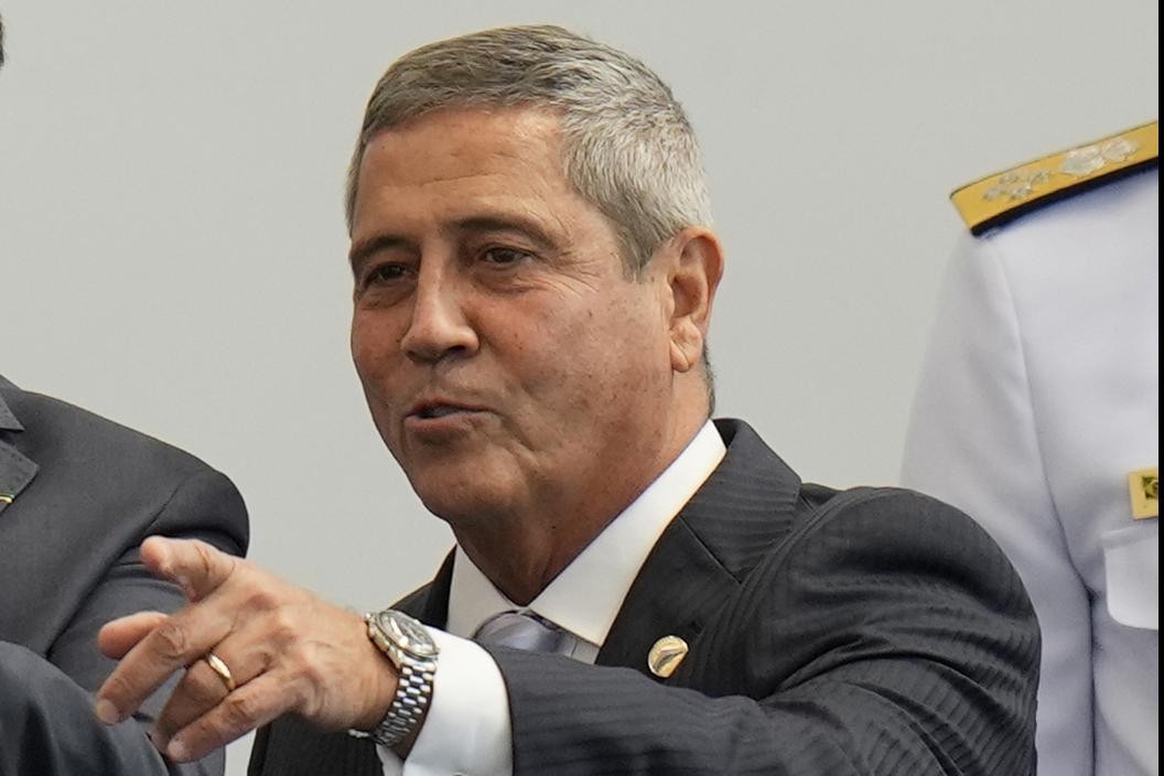 Entorno de Bolsonaro silencia sobre prisão de Braga Netto, enquanto oposição parabeniza ordem de Moraes