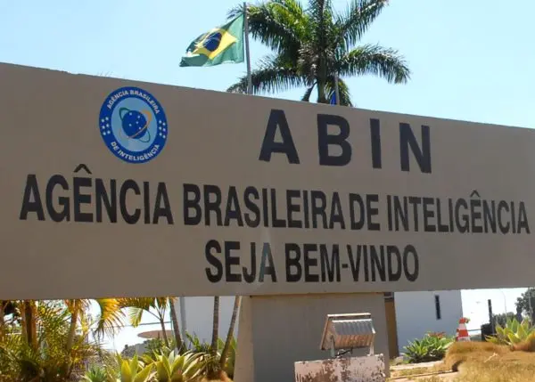 Governo Lula demite investigado no caso da 'Abin paralela' que foi para a França