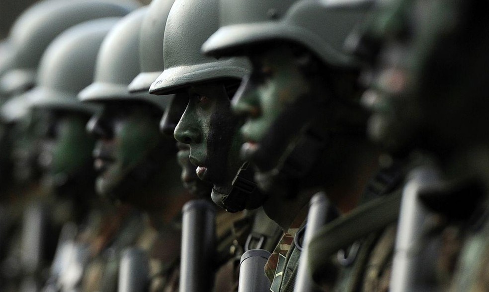 Governo propõe fim de pensão para militar expulso, mas mantém privilégio em regra de aposentadoria | Política