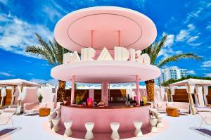 Hotel de luxo em Ibiza tem quarto de vidro onde é...