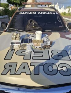 Polícia Militar prende quatro pessoas e apreende arma e drogas em Solonópole