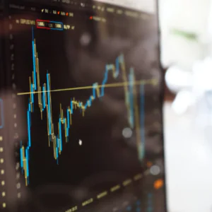 Ibovespa tem leve queda com Petrobras; dólar volta a cair