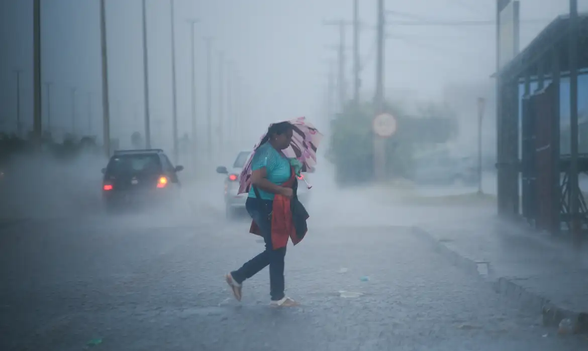 Inmet emite alerta de tempestade para sete estados hoje e amanhã