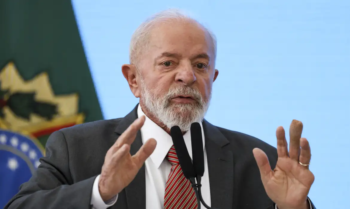 Janja posta foto antiga com Lula após procedimento médico