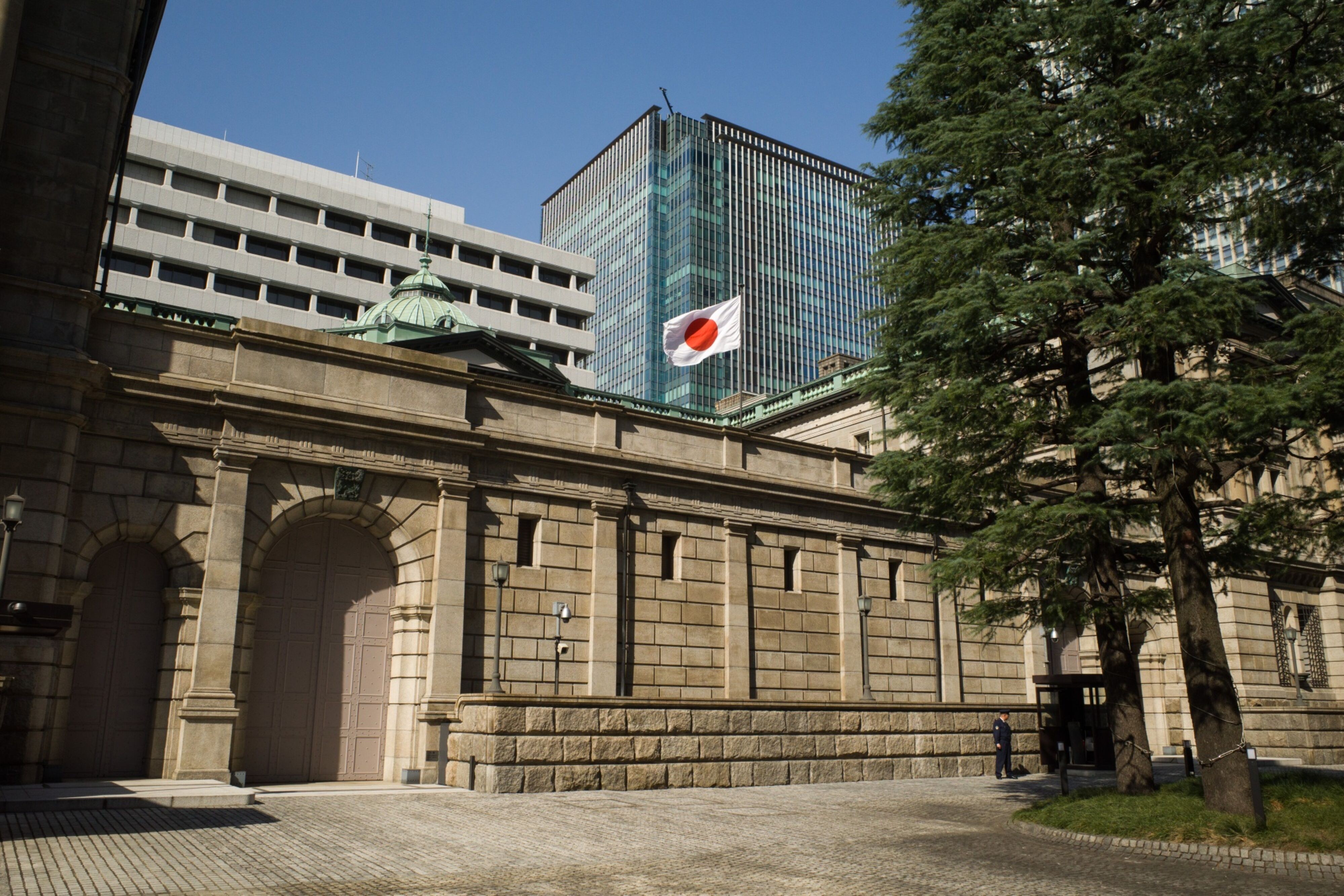 Japão: Banco central mantém taxas de juros, mas economistas esperam alta na próxima reunião