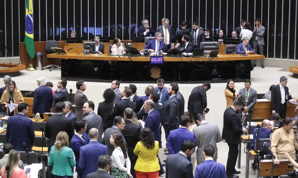 Lira faz despedida no plenário da Câmara e diz que voltará para 'chão de fábrica'