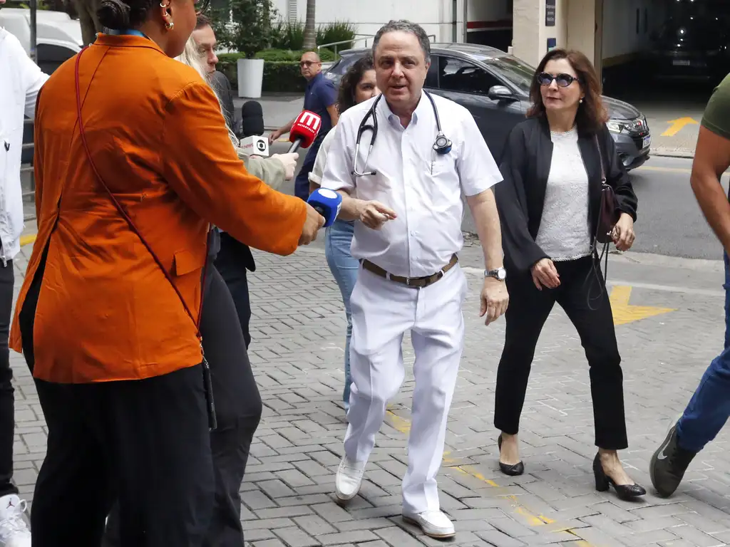 Lula está lúcido, orientado e conversando, diz boletim médico