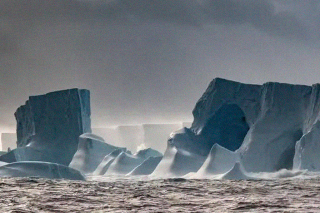 Maior iceberg do mundo voltou a ficar à deriva ap...