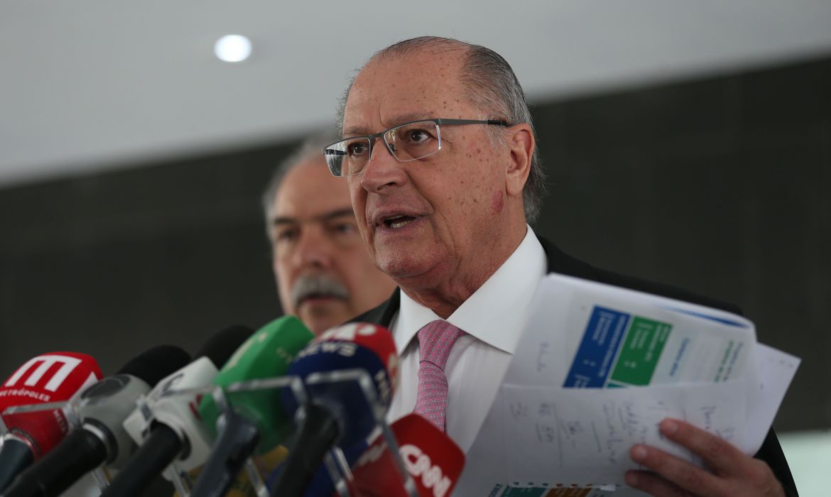 Ministros assumem negociações para destravar emendas e pacote na ausência de Lula