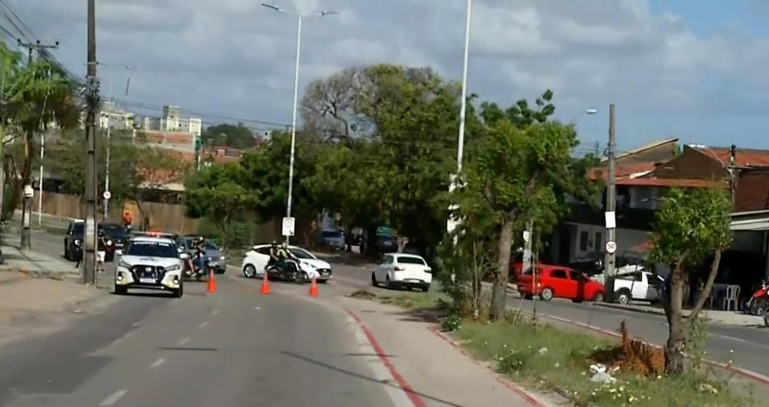 Motorista bate em poste e muro, e acidente causa queda de energia no bairro Maraponga - Ceará
