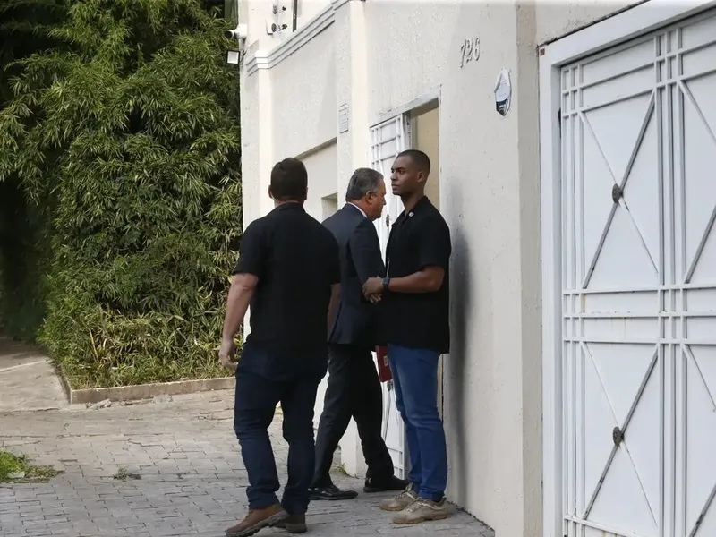 Mulher que levou flores a Lula recebe R$ 14 mil do Exército