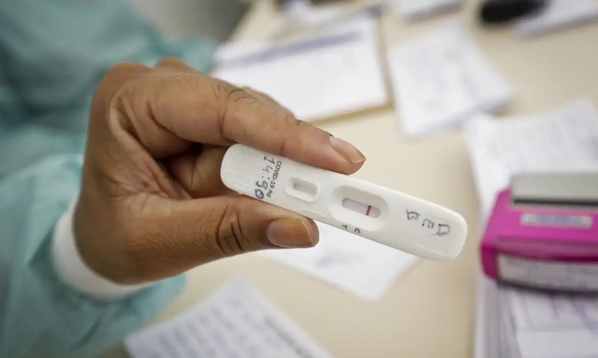 No Brasil, testes positivos para Covid sobem de 9% para 17,5% em um mês