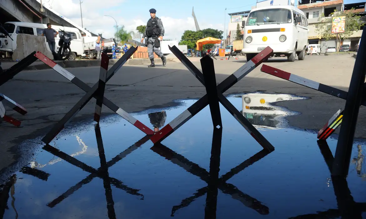 Operação policial na Maré causa fechamento de vias expressas no Rio