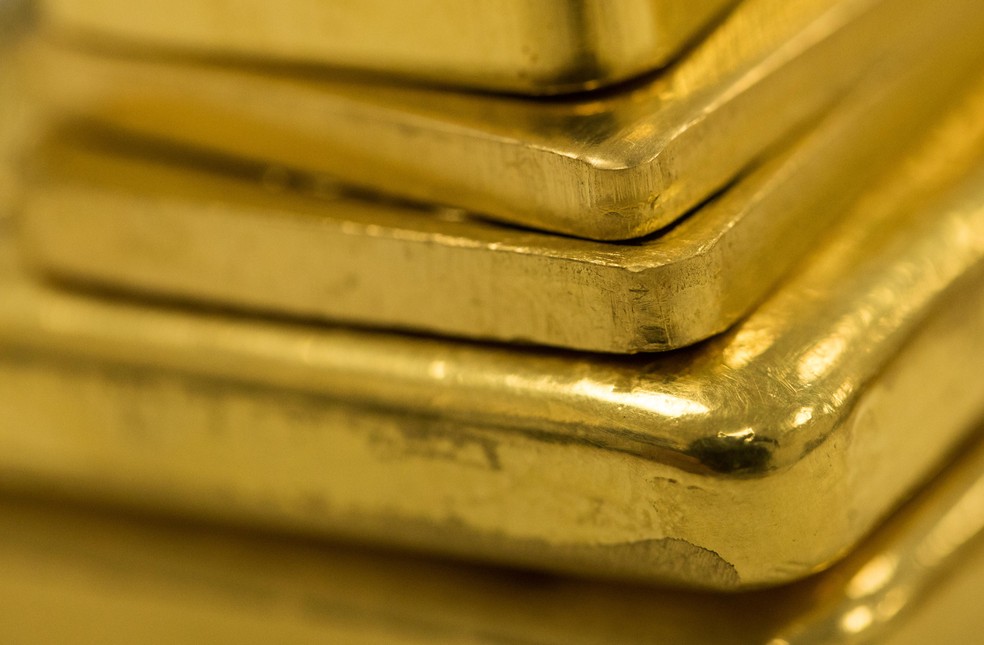 Ouro fecha em queda com dólar fortalecido e realização de lucros | Finanças