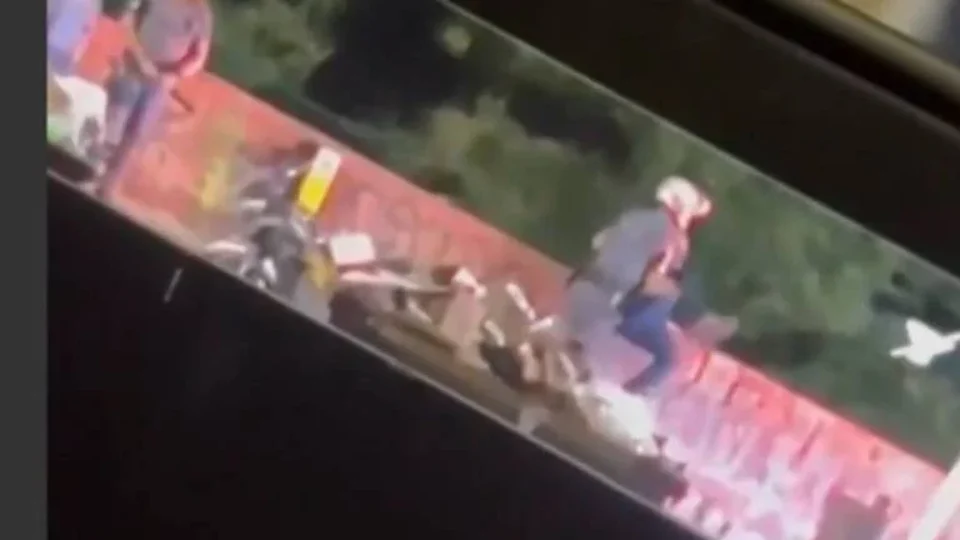 PMs gravados jogando homem de ponte estavam com câmera corporal, diz comandante
