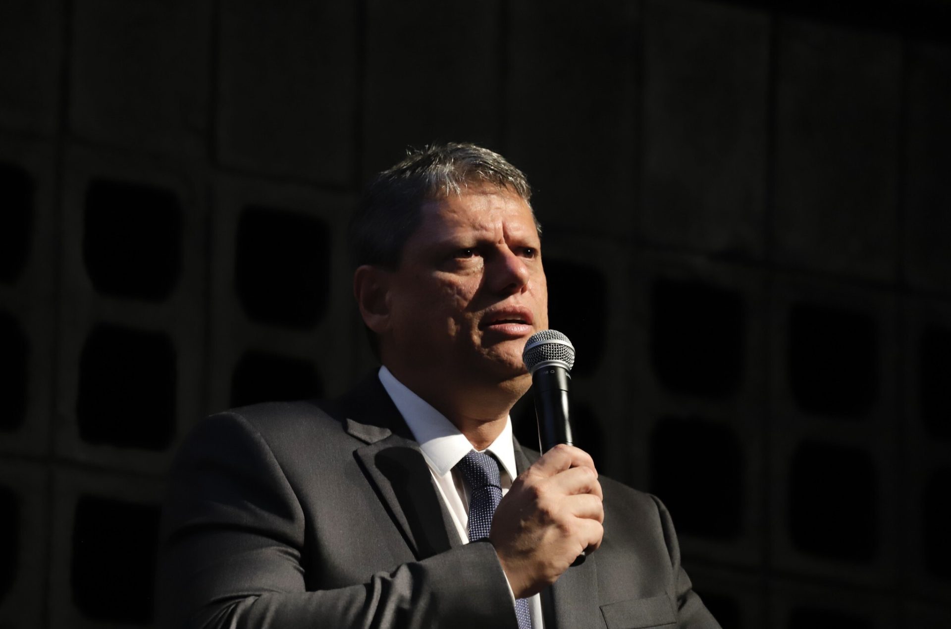 Tarcísio é um Bolsonaro que sabe jogar pra mídia