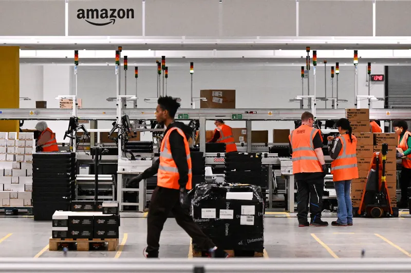 Trabalhadores da Amazon nos EUA anunciam greve na véspera do Natal