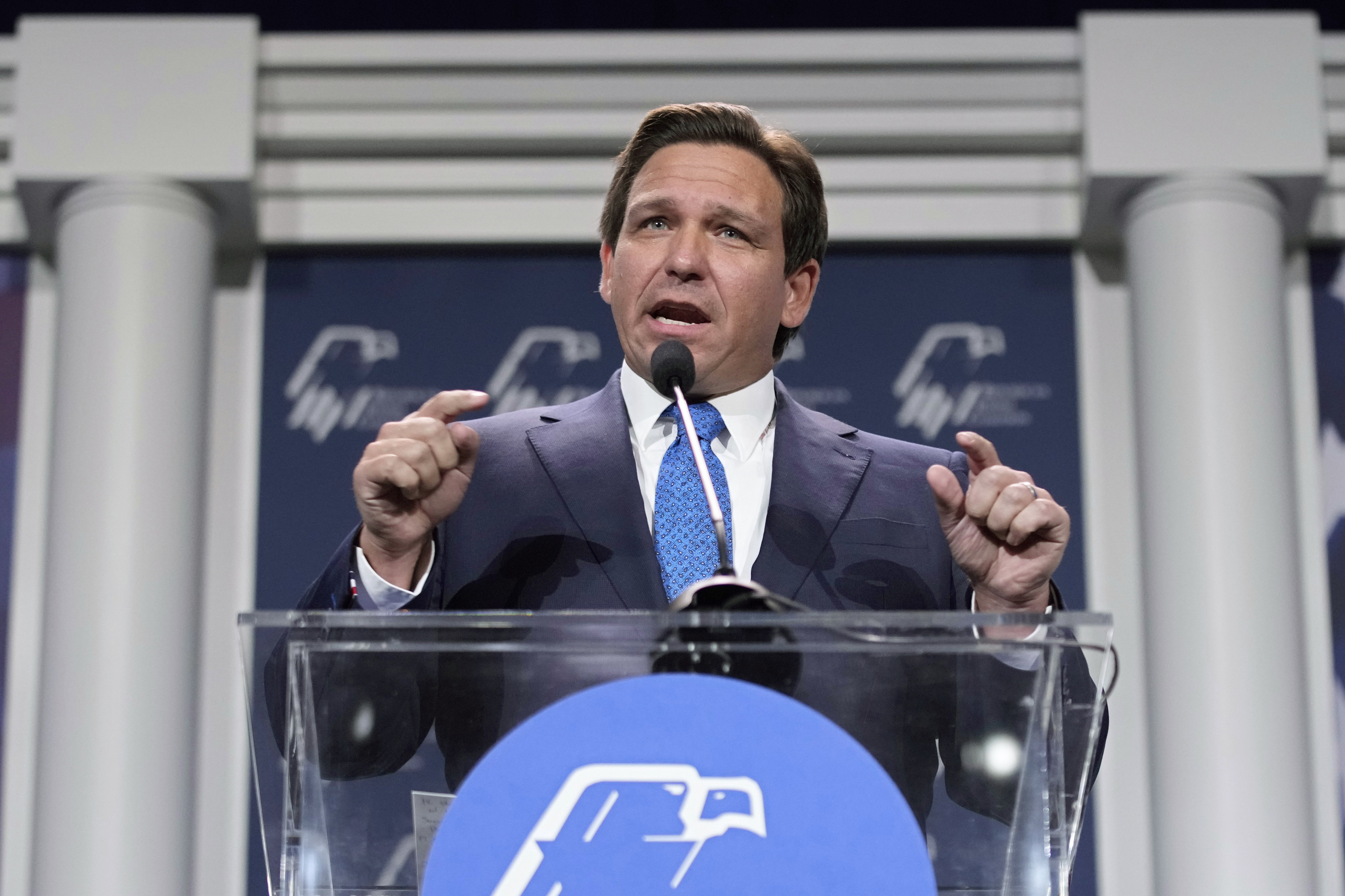 Trump avalia trocar indicado ao Pentágono pelo governador da Flórida, Ron DeSantis