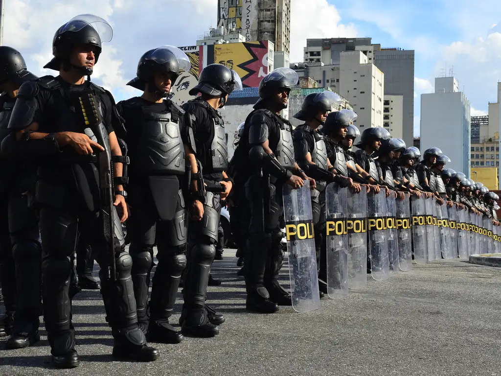 Um corpo que cai e uma sociedade que afunda